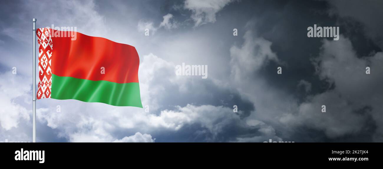 Weißrussland Flagge auf einem bewölkten Himmel Stockfoto