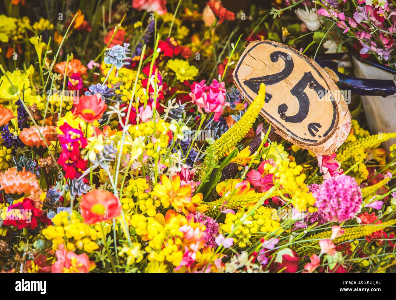 Vintage-Blumenmarkt auf der öffentlichen Straße - Retro-Cottagecore-Stil. Stockfoto