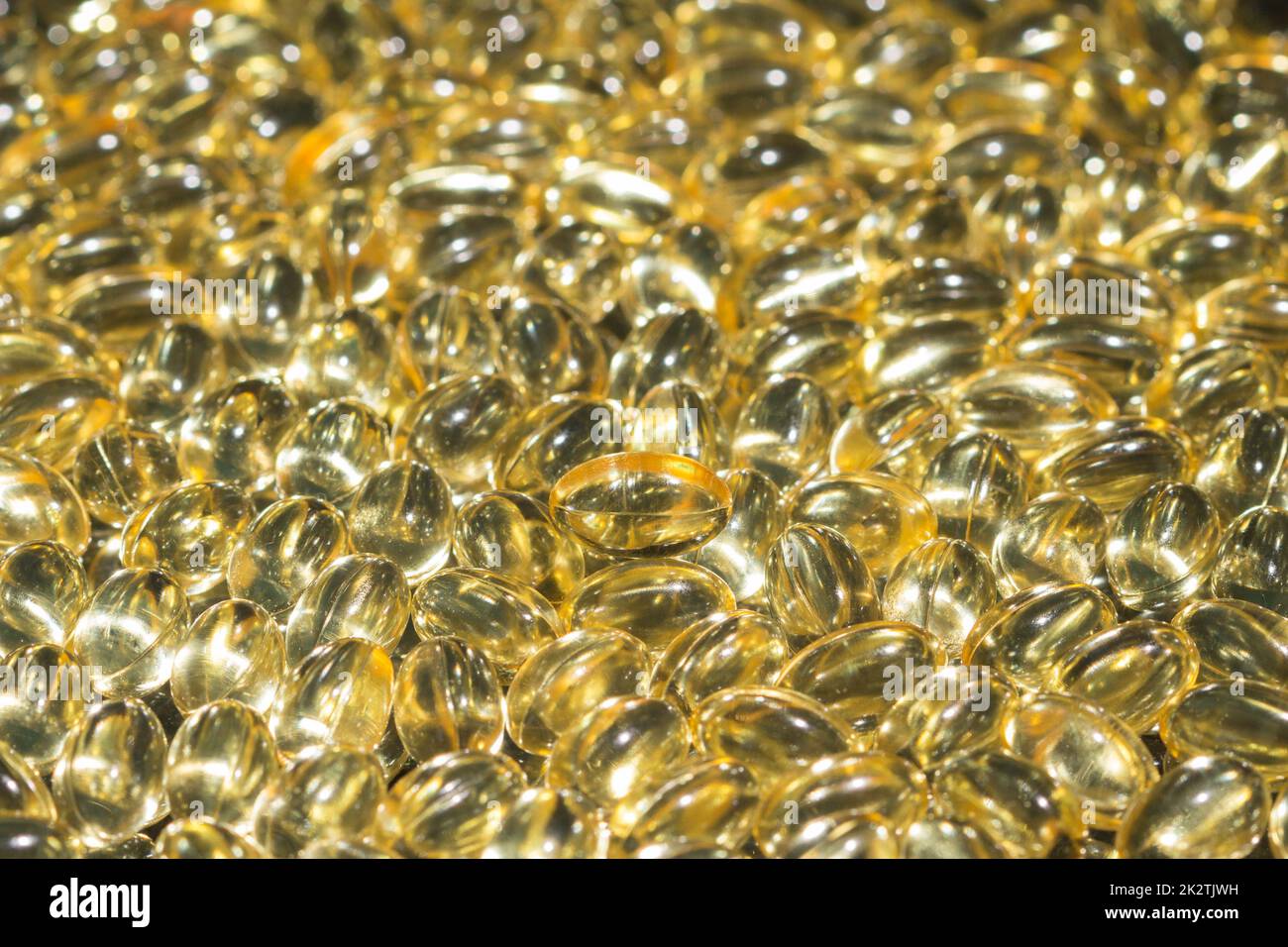 Fischölkapseln verschüttet, um Hintergrund zu schaffen Stockfoto