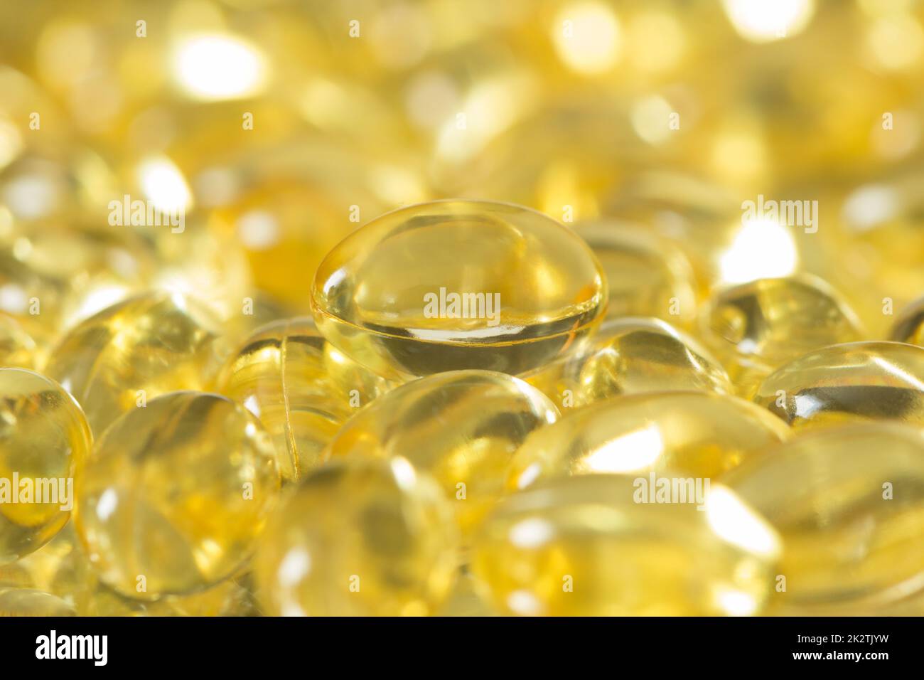 Fischölkapseln verschüttet, um Hintergrund zu schaffen Stockfoto