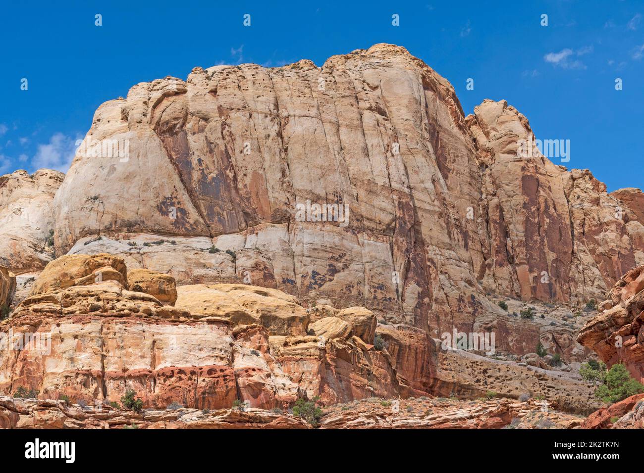 Hoch aufragende Klippen in einem Desert Canyon Stockfoto