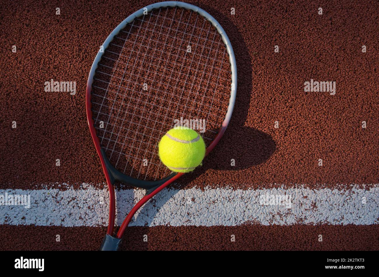 Tennisball, Schläger auf Hartplatz Stockfoto