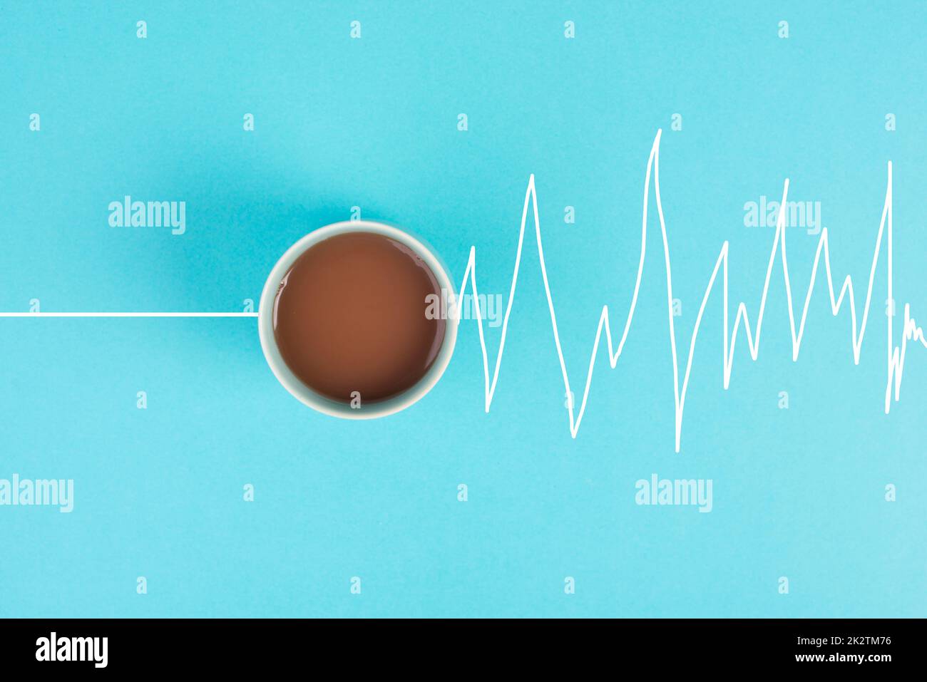Tasse Kaffee am Morgen, aufwachen, Herzschlag steigt nach dem Koffeingetränk, eine Pause einlegen, hohe Energie, medizinisches Risiko Stockfoto