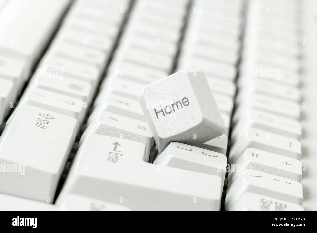 HOME-Taste von einer Tastatur entfernt, die auf der Tastatur liegt Stockfoto
