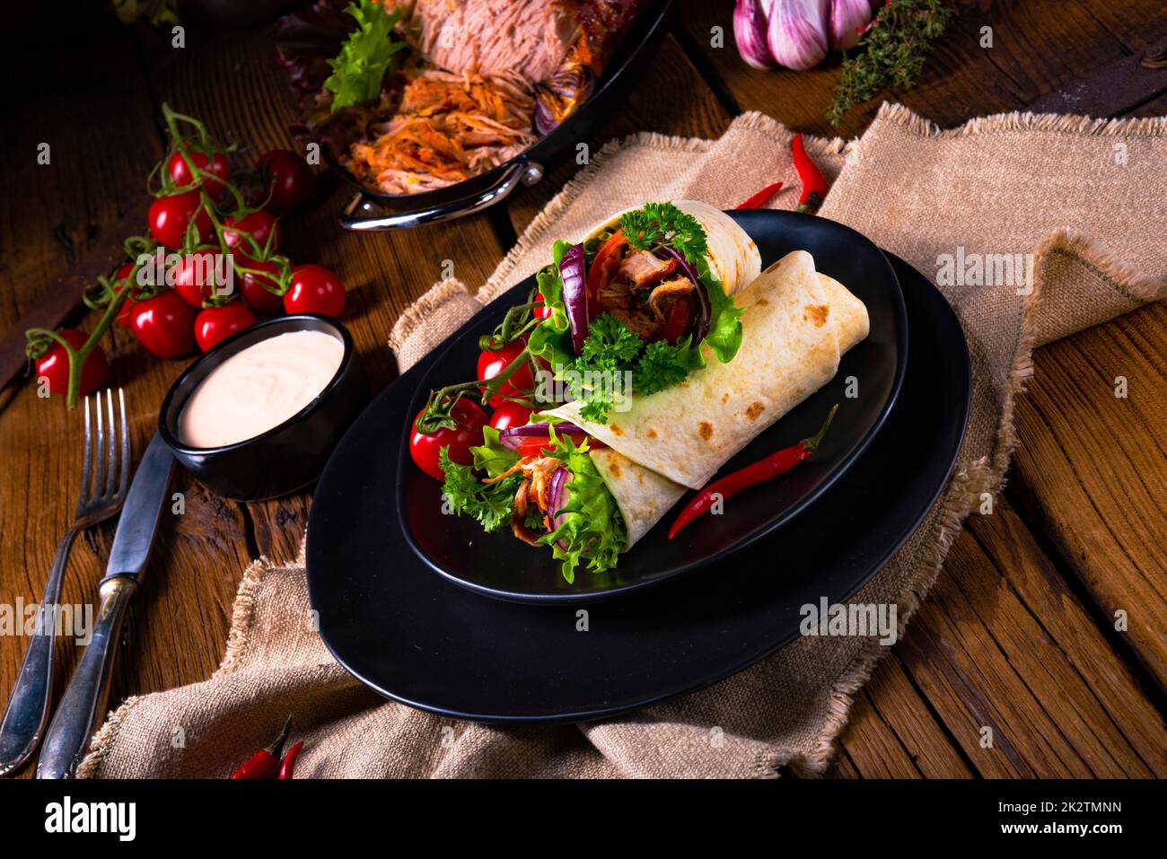 Leckere Pulled Schweinefleisch Wrap mit Gemüse. Stockfoto