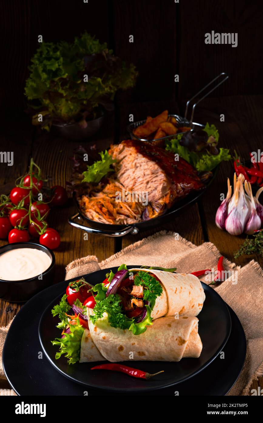 Leckere Pulled Schweinefleisch Wrap mit Gemüse. Stockfoto