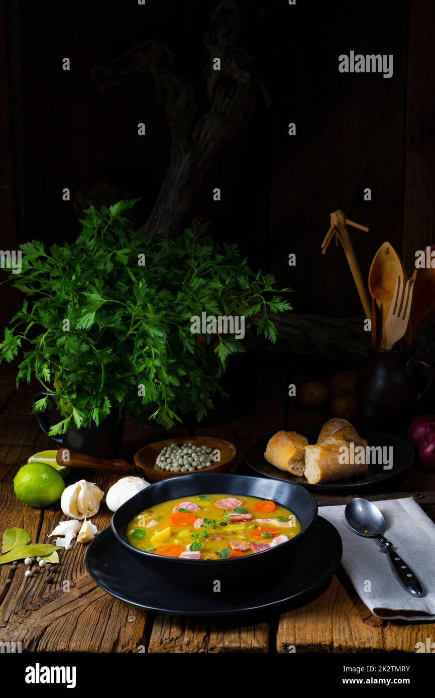 Herzhafte, rustikale Erbsensuppe mit Speck und Wurst Stockfoto