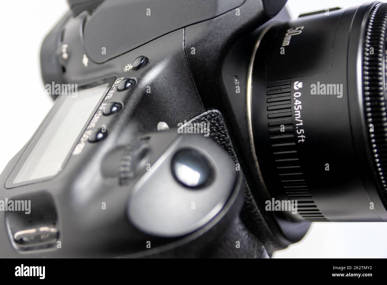 Professionelle dslr-Kameraausrüstung mit 50-mm-objektiv mit F1,8-mm-Objektiv in Makro-Nahaufnahme zeigt Details der Fotoausrüstung für Studioaufnahmen und Porträtaufnahmen mit dslr an Stockfoto