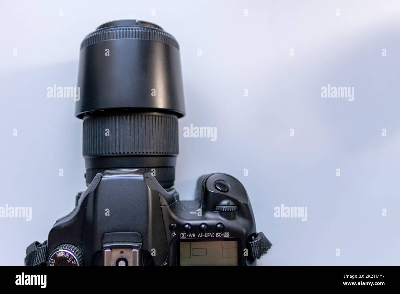 Professionelle dslr-Kameraausrüstung mit 70-300-mm-Tele-Zoomobjektiv mit Weitwinkelobjektiv in Makro-Nahaufnahme zeigt Details der Fotoausrüstung für Studioaufnahmen und Porträtaufnahmen von Wildtieren an Stockfoto