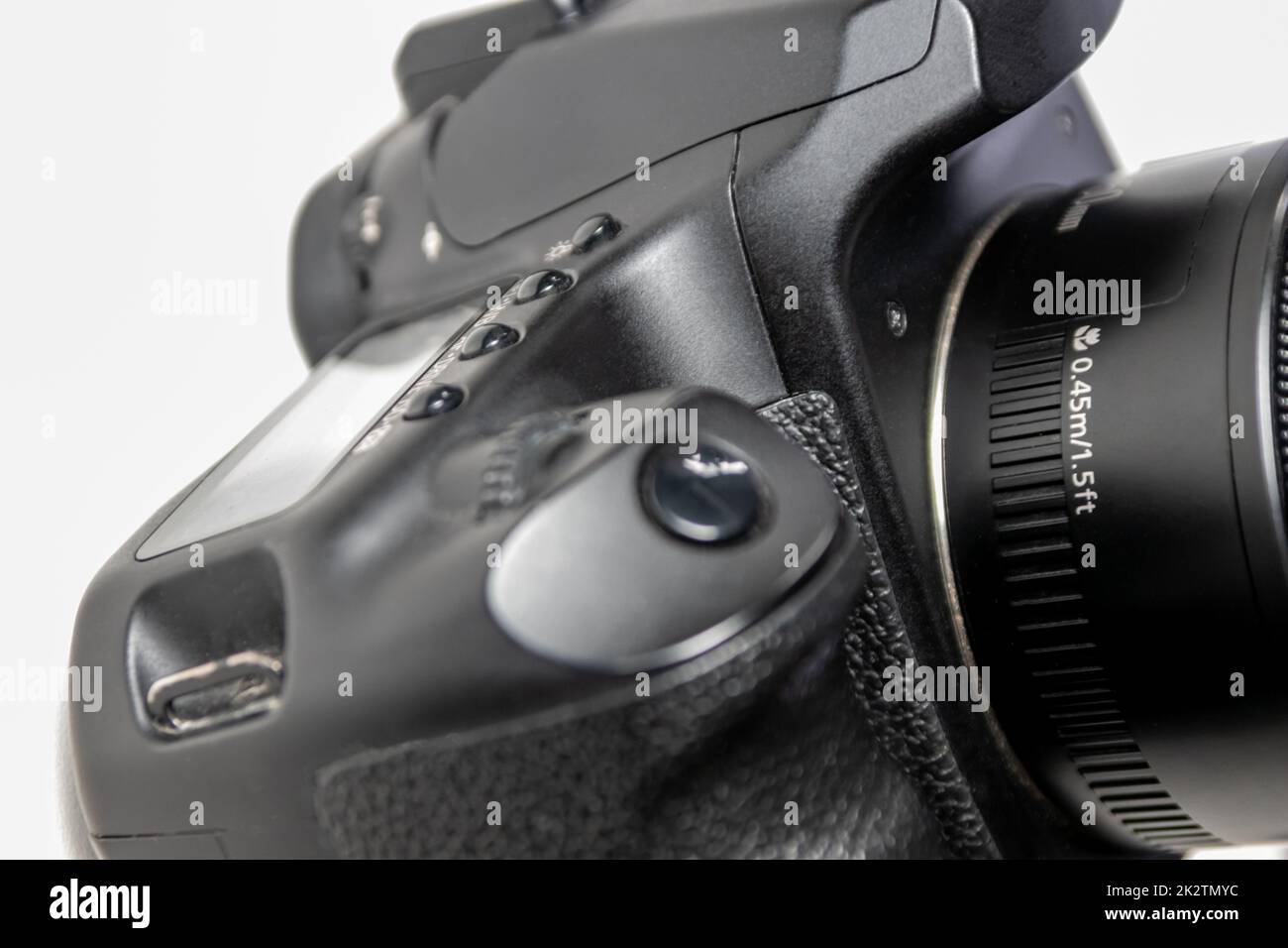 Professionelle dslr-Kameraausrüstung mit 50-mm-objektiv mit F1,8-mm-Objektiv in Makro-Nahaufnahme zeigt Details der Fotoausrüstung für Studioaufnahmen und Porträtaufnahmen mit dslr an Stockfoto