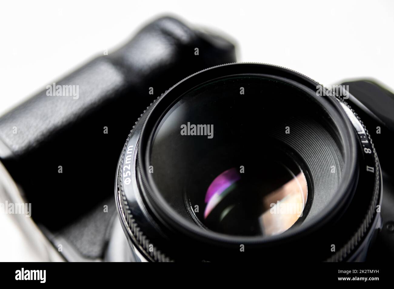 Professionelle dslr-Kameraausrüstung mit 50-mm-objektiv mit F1,8-mm-Objektiv in Makro-Nahaufnahme zeigt Details der Fotoausrüstung für Studioaufnahmen und Porträtaufnahmen mit dslr an Stockfoto
