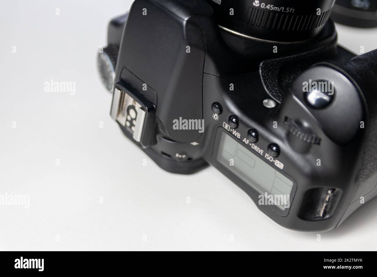 Professionelle dslr-Kameraausrüstung mit 50-mm-objektiv mit F1,8-mm-Objektiv in Makro-Nahaufnahme zeigt Details der Fotoausrüstung für Studioaufnahmen und Porträtaufnahmen mit dslr an Stockfoto