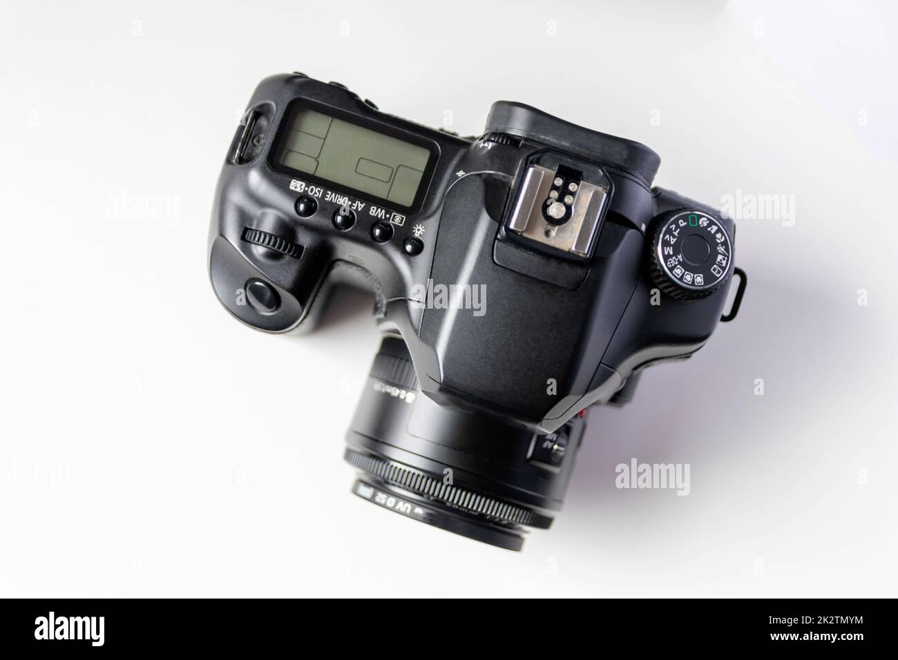 Professionelle dslr-Kameraausrüstung mit 50-mm-objektiv mit F1,8-mm-Objektiv in Makro-Nahaufnahme zeigt Details der Fotoausrüstung für Studioaufnahmen und Porträtaufnahmen mit dslr an Stockfoto