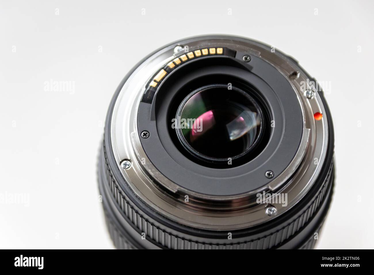 Rückseite eines objektivs einer dslr-Kamera für professionelle Fotografie mit Details der Kamerahalterung in Makroansicht und wunderschönen Objektivdetails für optische Präzision bei Porträtaufnahmen Stockfoto