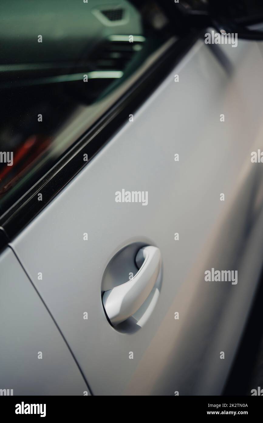 Moderner Türgriff eines weißen Autos Stockfoto