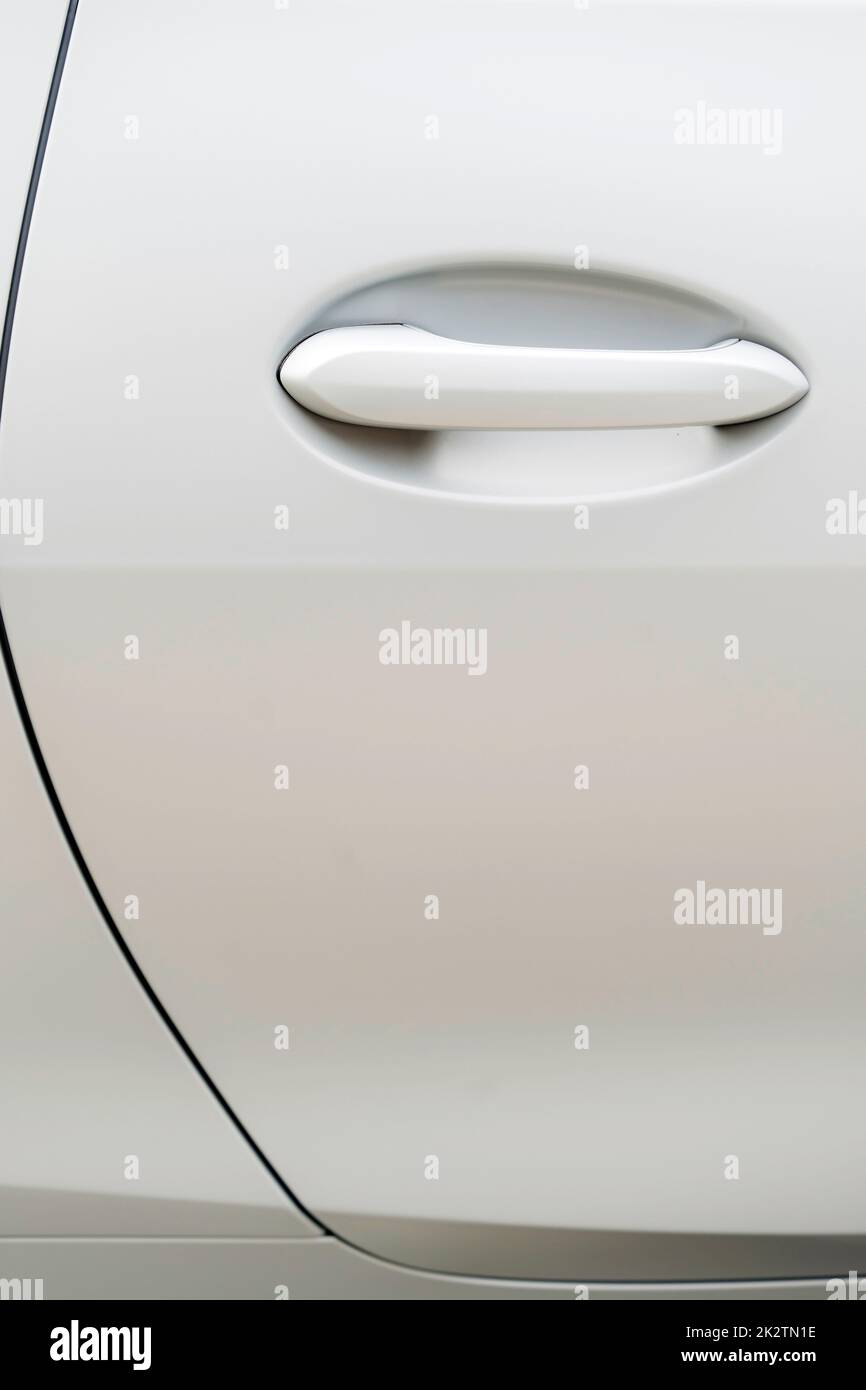 Moderner Türgriff eines weißen Autos Stockfoto