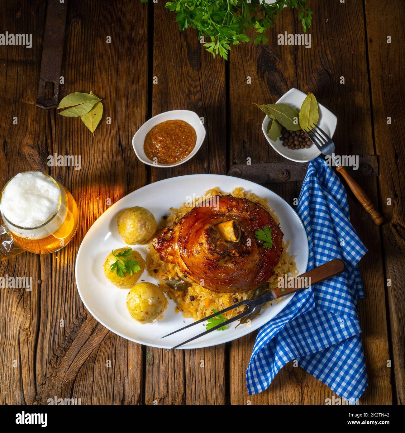 Schweinshaxe mit Sauerkraut und süßem Senf Stockfoto