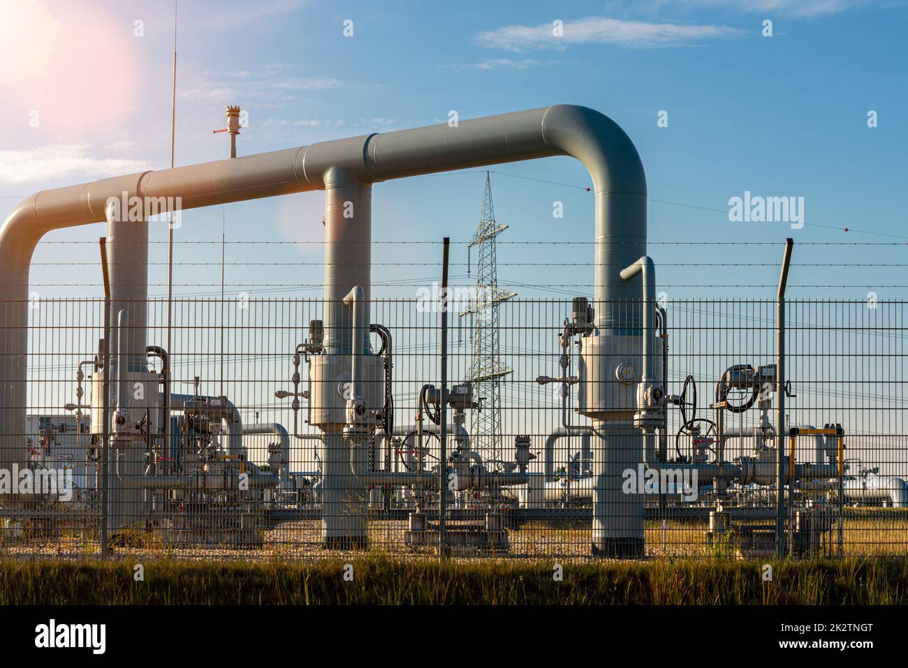 Über das Erdgasfernleitungssystem an der Erdgastankstelle Stockfoto