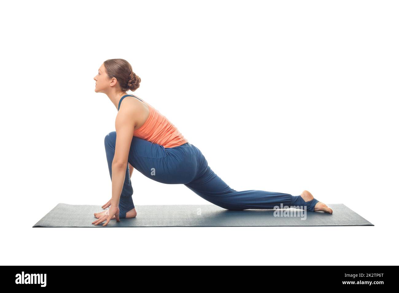 Fit-Yogini-Frau übt Yoga asana Anjaneyasana Stockfoto