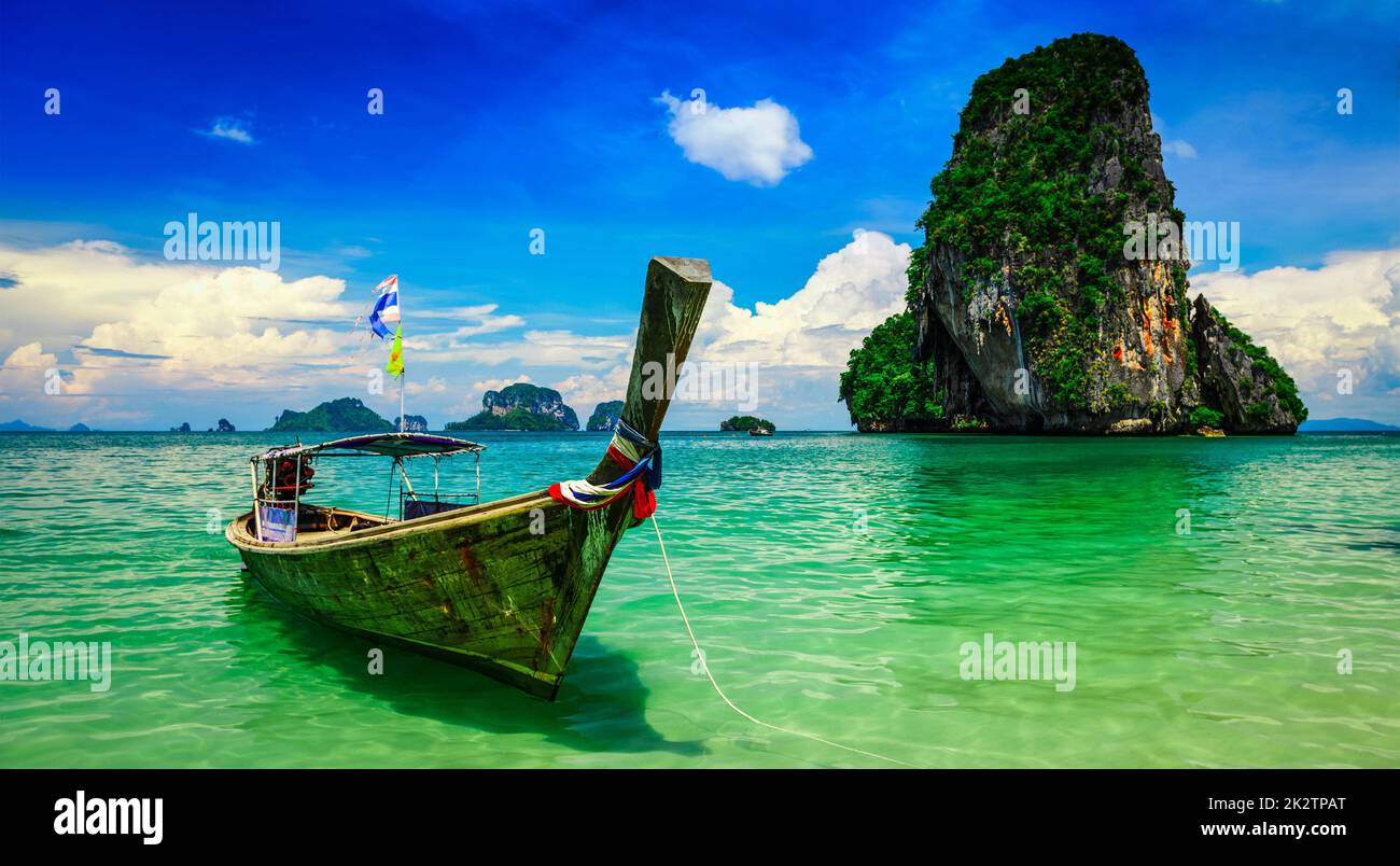Longtail-Boot am Strand, Thailand Stockfoto