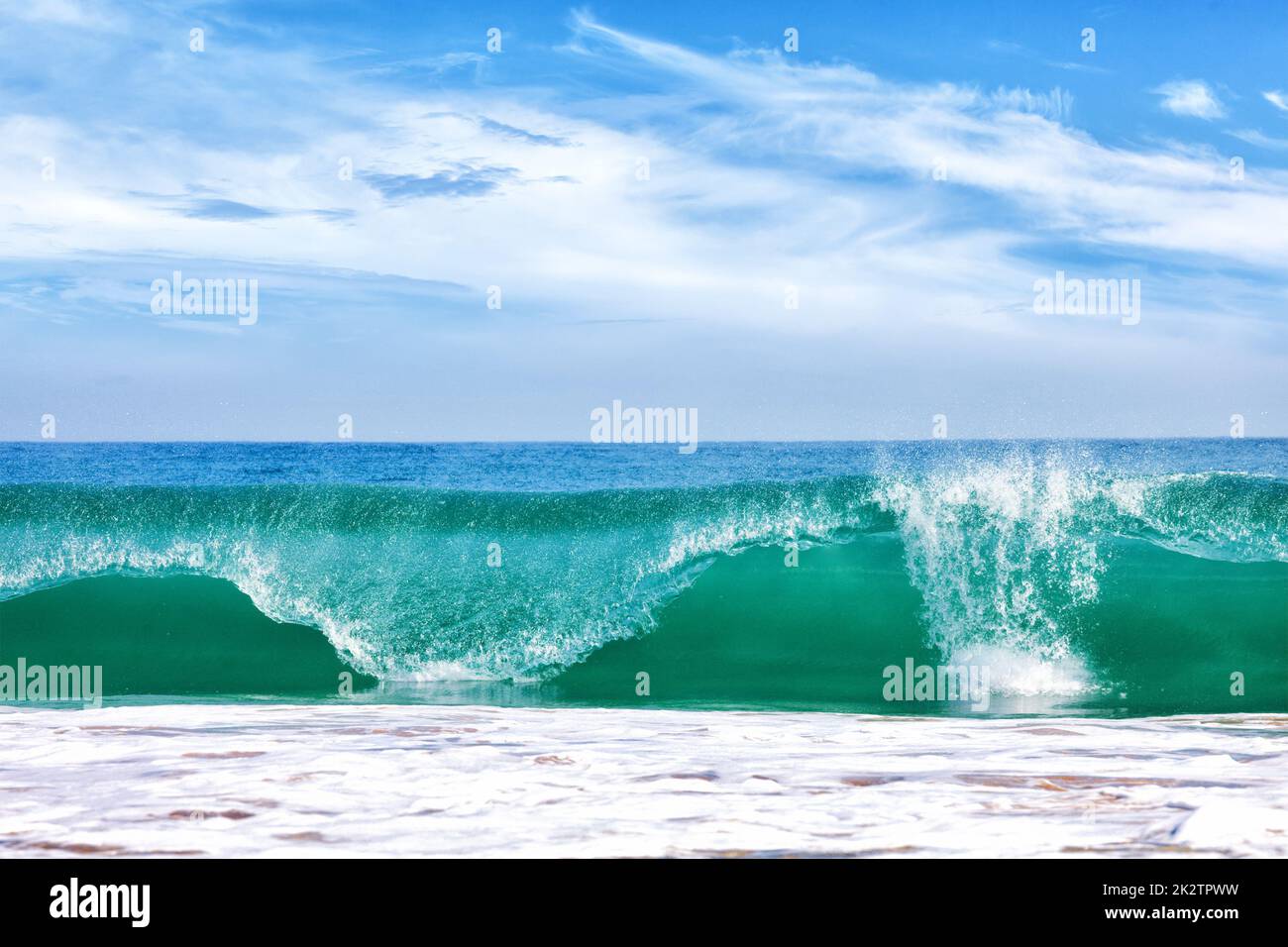 Grosse Welle im Ozean Stockfoto