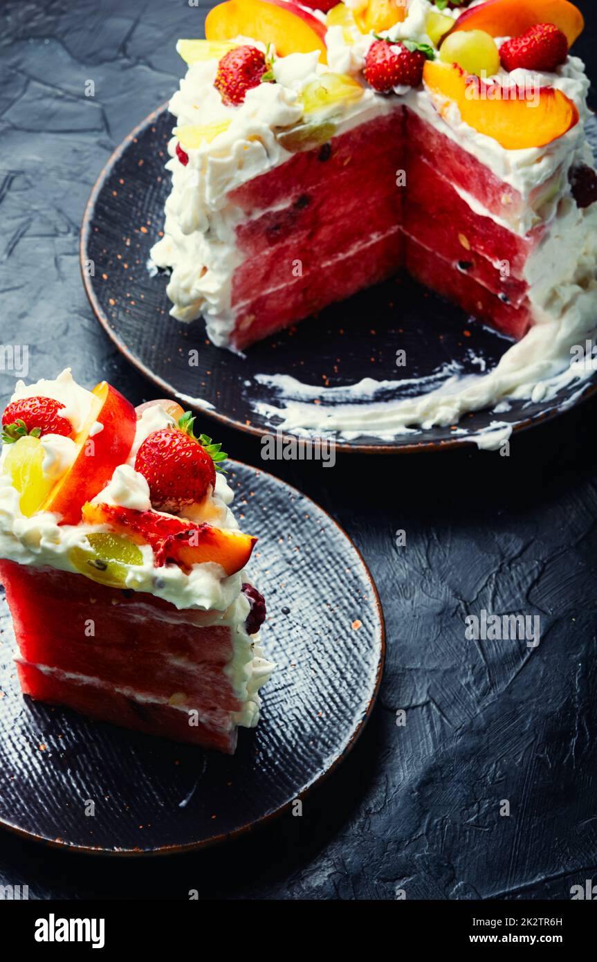 Sommerkuchen mit Wassermelone und Beeren. Stockfoto