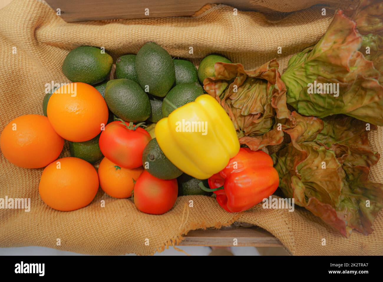 Buntes Gemüse und Obst, die in den Korb gelegt werden Stockfoto