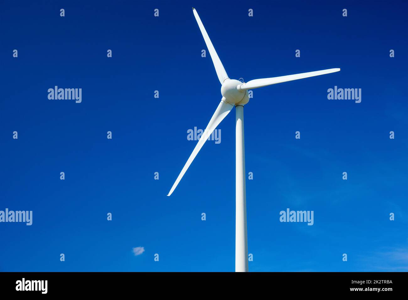 Generator Windkraftanlagen im Himmel Stockfoto