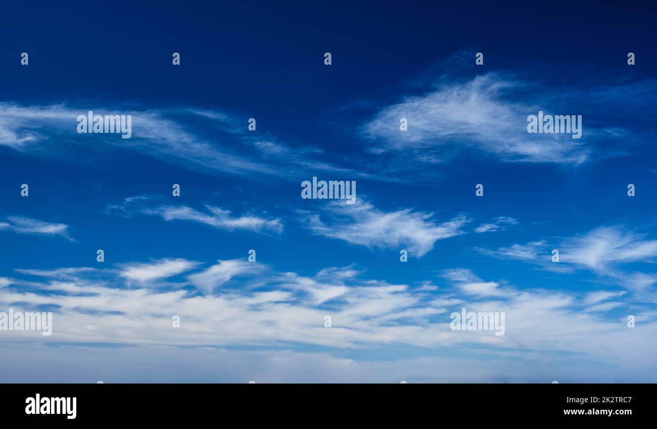 Klarer blauer Himmel mit Wolken Stockfoto