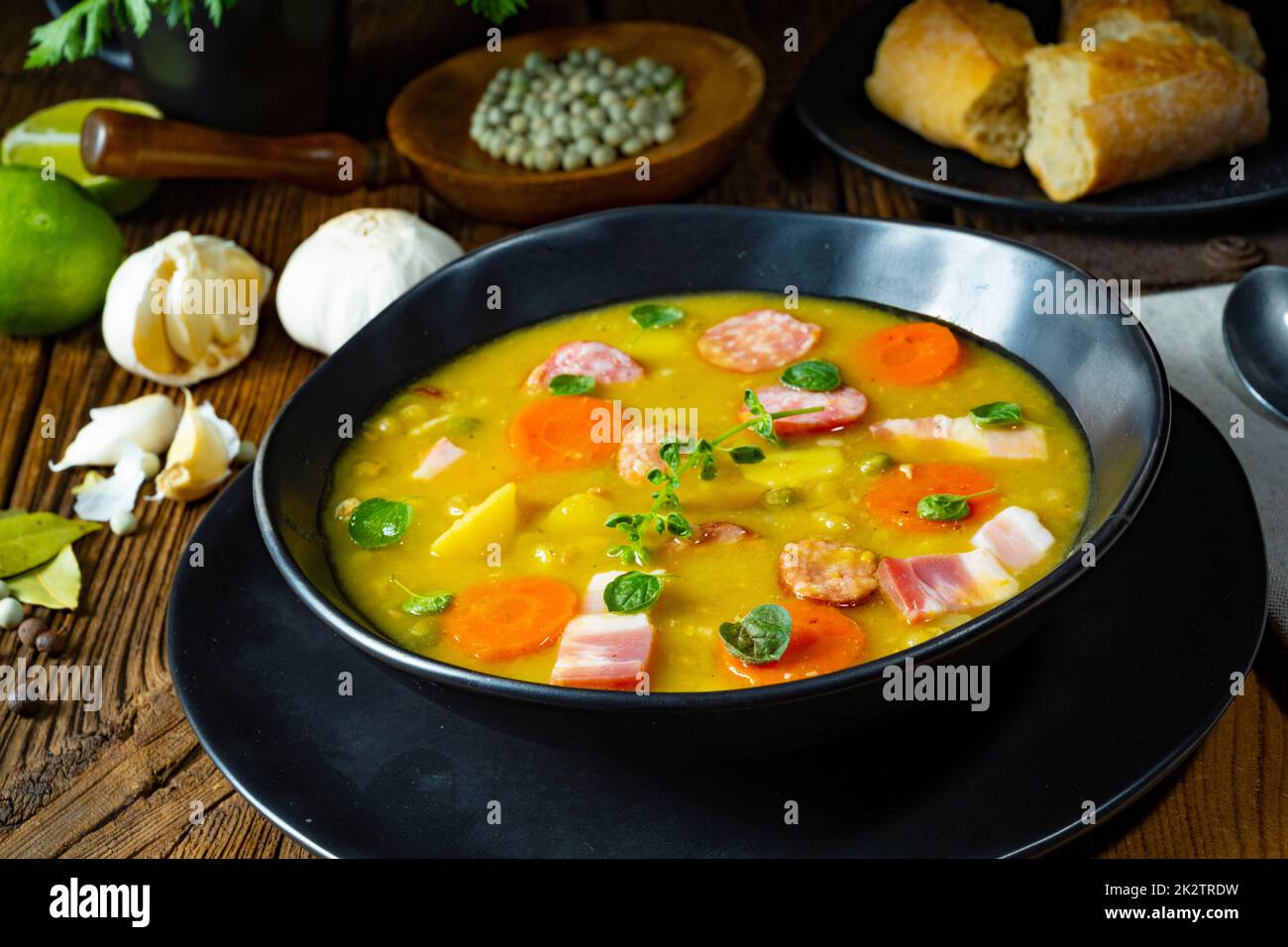 Herzhafte, rustikale Erbsensuppe mit Speck und Wurst Stockfoto