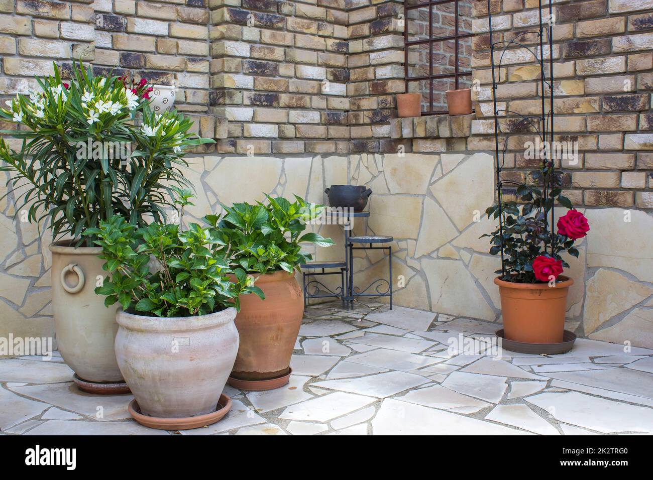 Wunderschöner Ort im Garten im mediterranen Stil Stockfoto