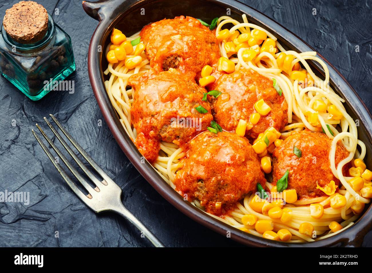 Vegetarisches Fleischklößchen mit fleischfreier Pasta. Stockfoto