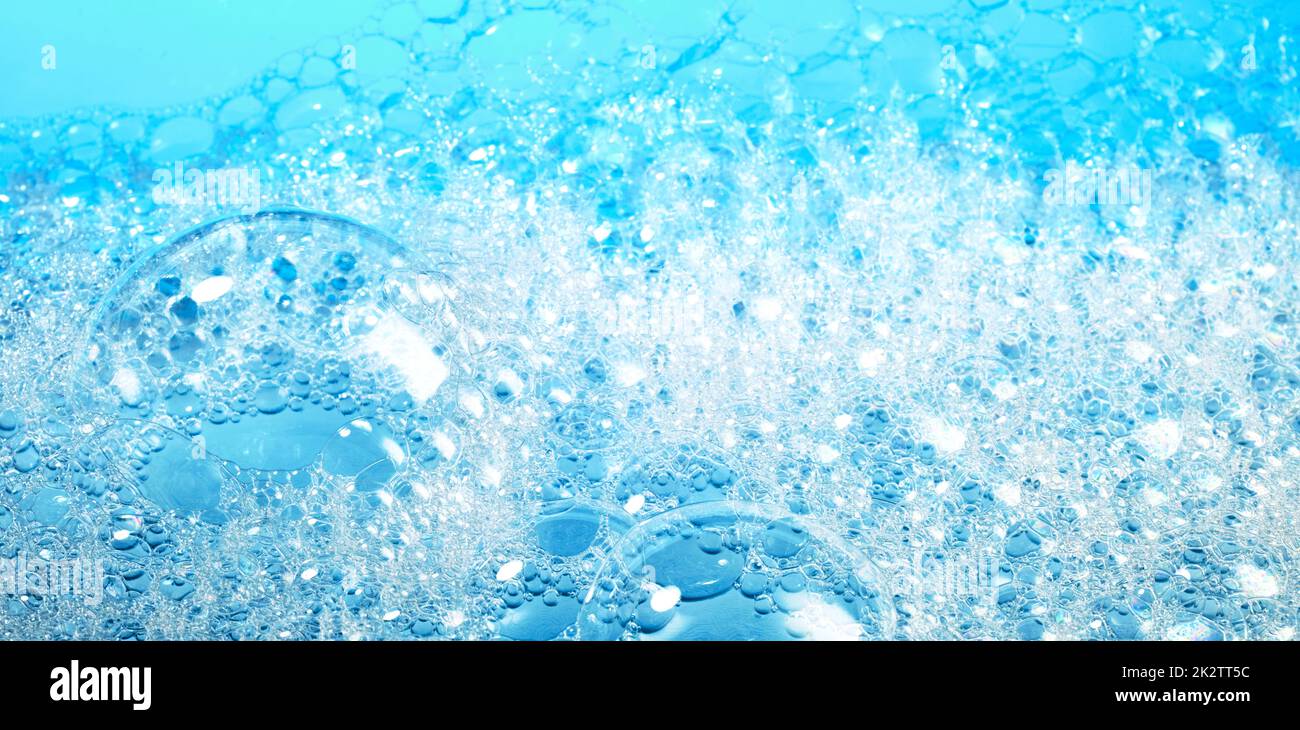 Seifenblasen auf blauem Wasser Stockfoto