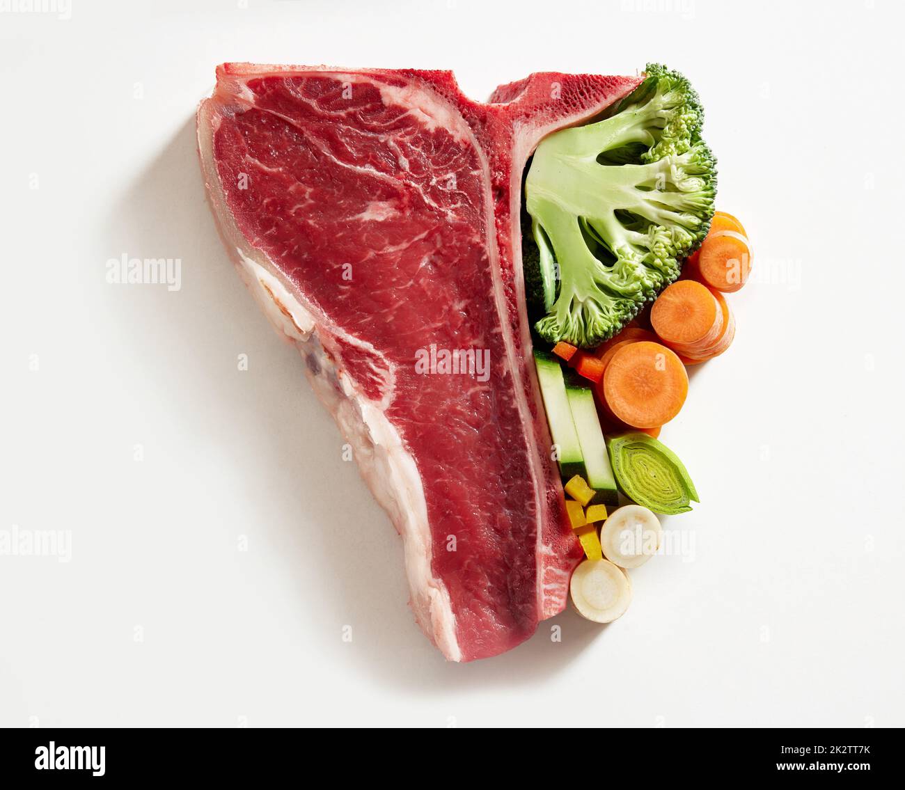 BBQ t Bone Steak auf weißem Hintergrund als Symbol für weniger Fleisch essen Stockfoto