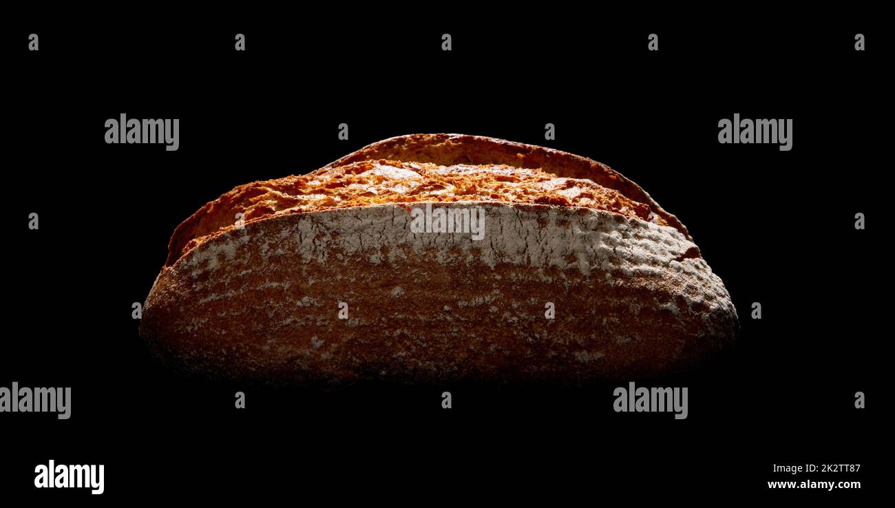 Frisches Bauernbrot in der Dunkelheit Stockfoto