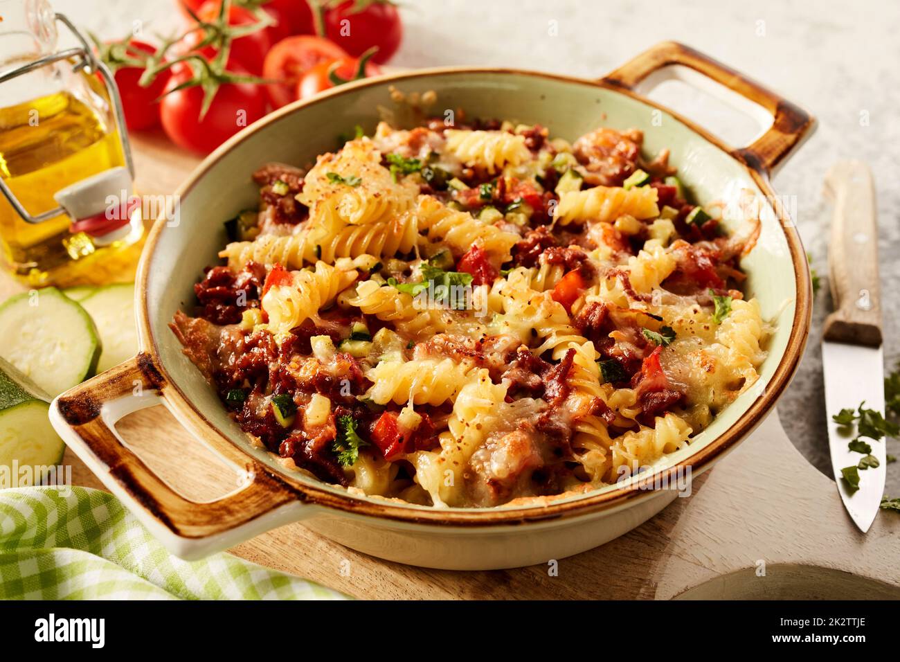 Köstliche gebackene Pasta mit Gemüse auf Holzbrett Stockfoto