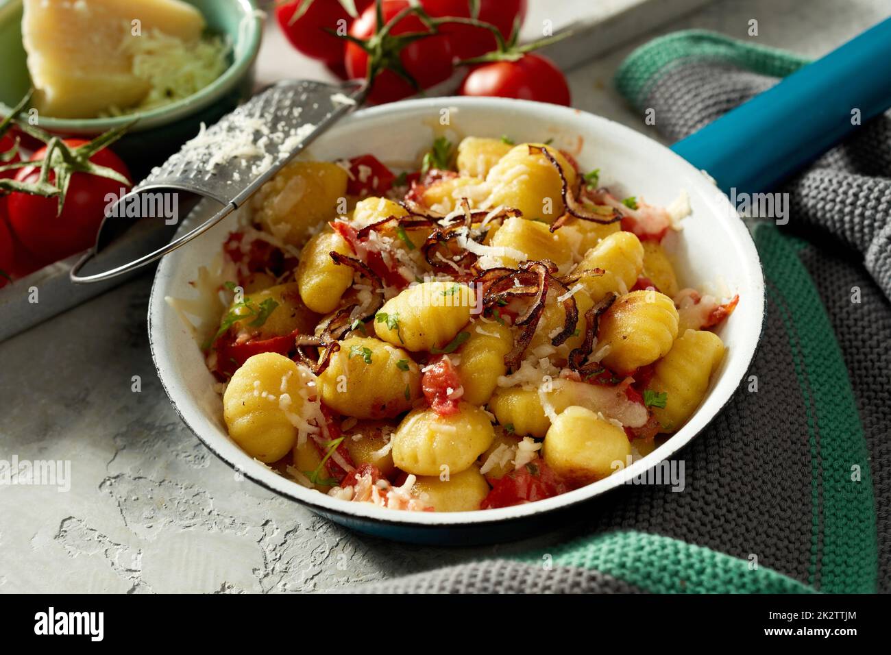 Leckeres Gnocchi-Gericht, serviert in der Pfanne auf dem Tisch Stockfoto