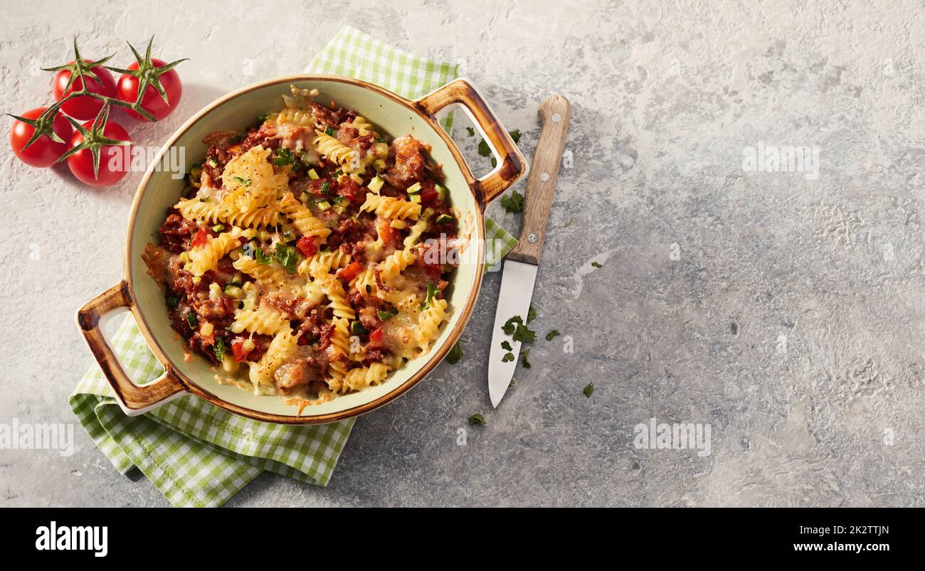 Köstliche gebackene Pasta und Tomaten mit gehackten Kräutern Stockfoto