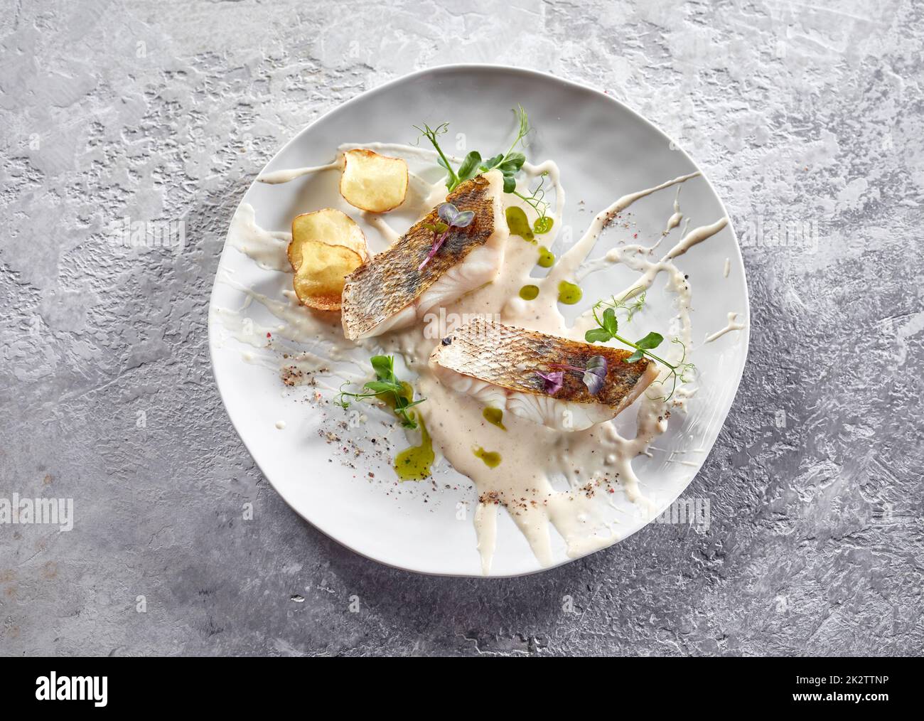 Köstliches Fischfilet mit Sauce und gebratener Kartoffel Stockfoto