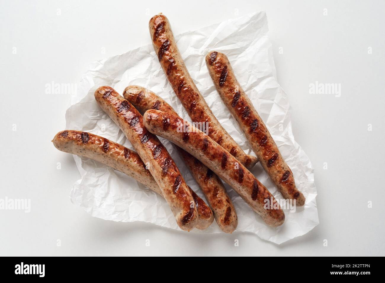 Gegrillte Würstchen auf Papierserviette Stockfoto