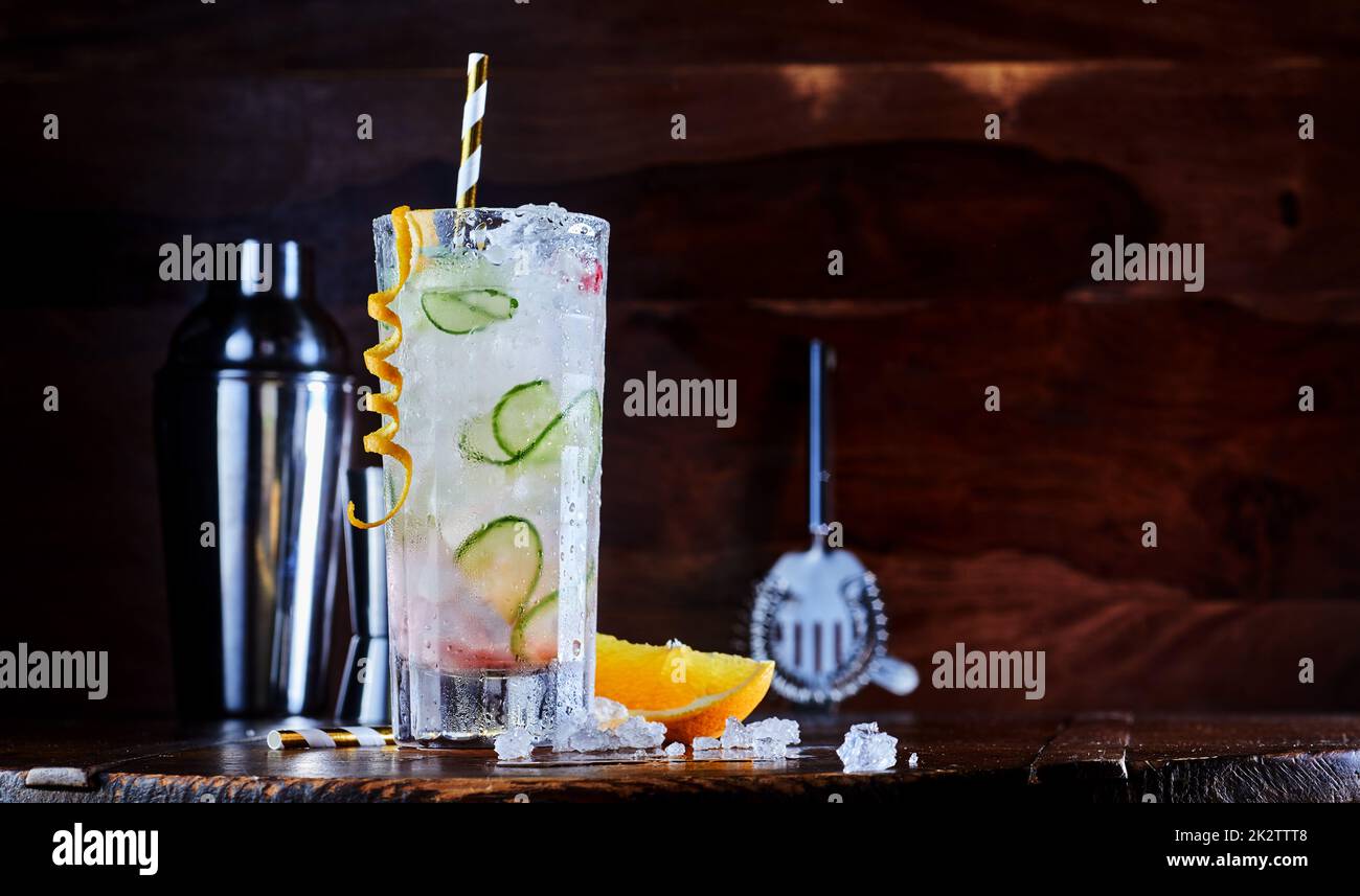 Ein Glas leckerer Cocktail auf der Theke Stockfoto