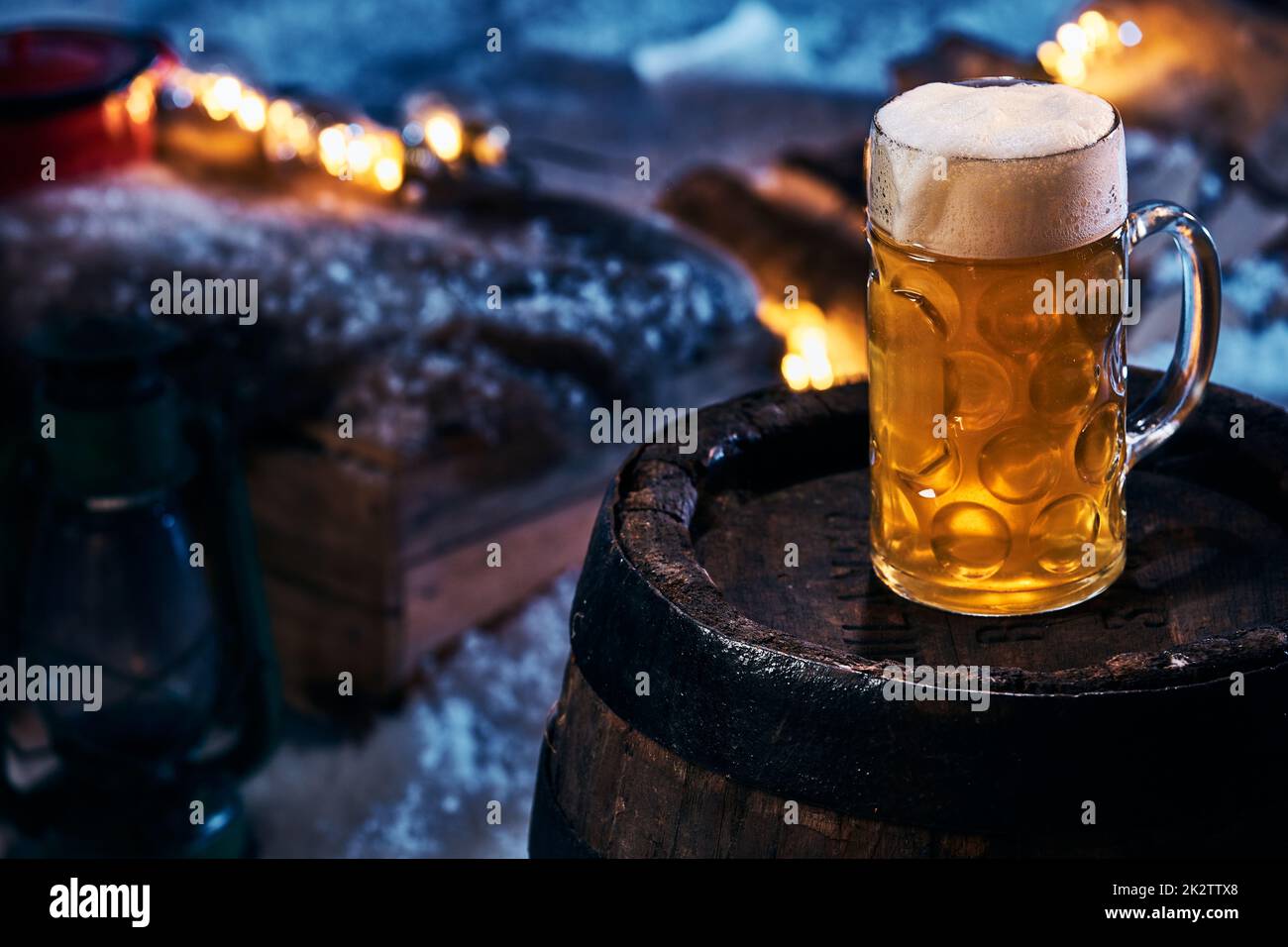 Eine Tasse Weizenbier im Wintergarten Stockfoto