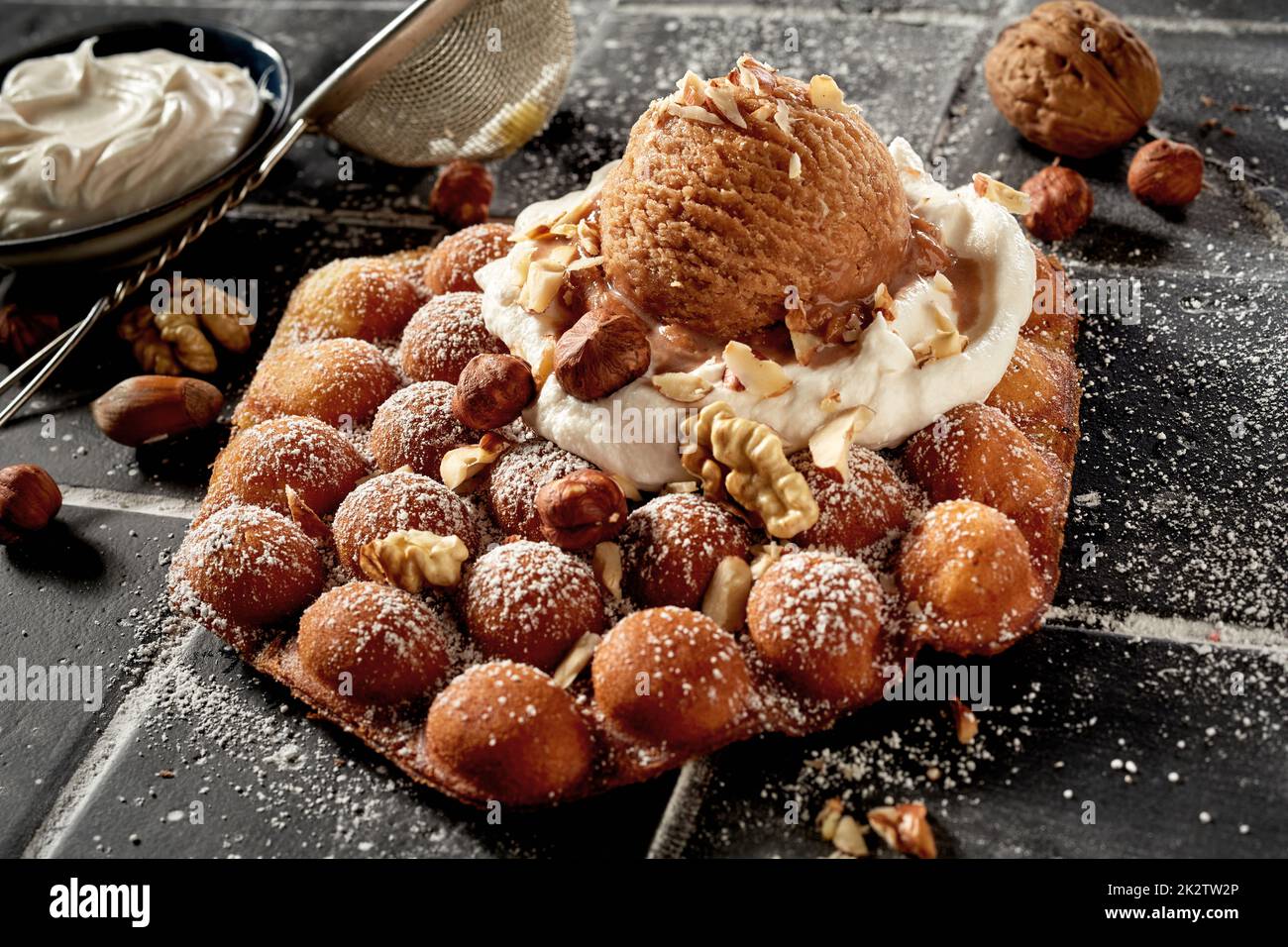 Traditionelle Waffeln mit nussigem Eis und frischen Nüssen Stockfoto