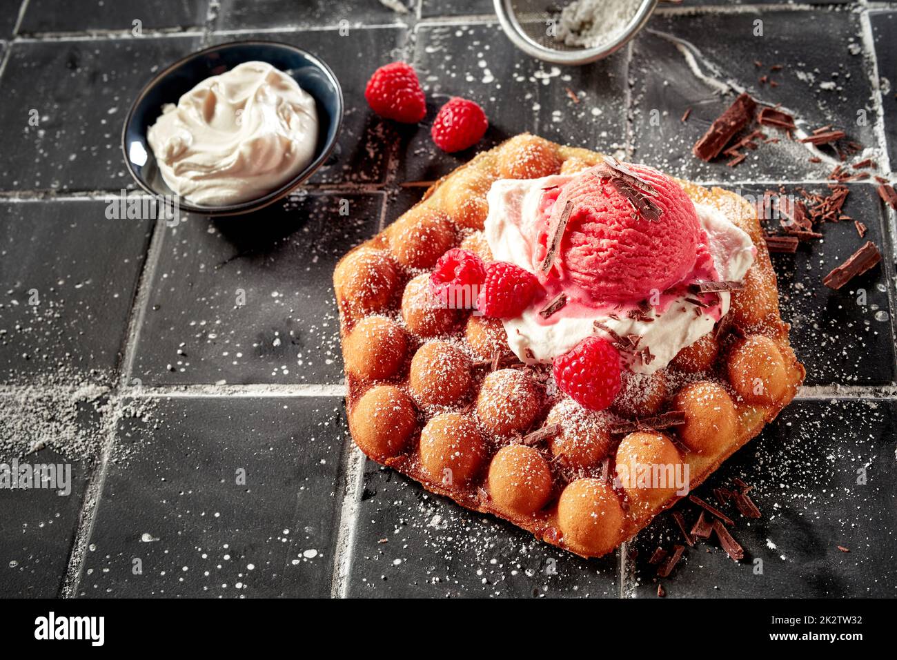 Sechseckige Waffel mit Eiscreme und Beeren Stockfoto