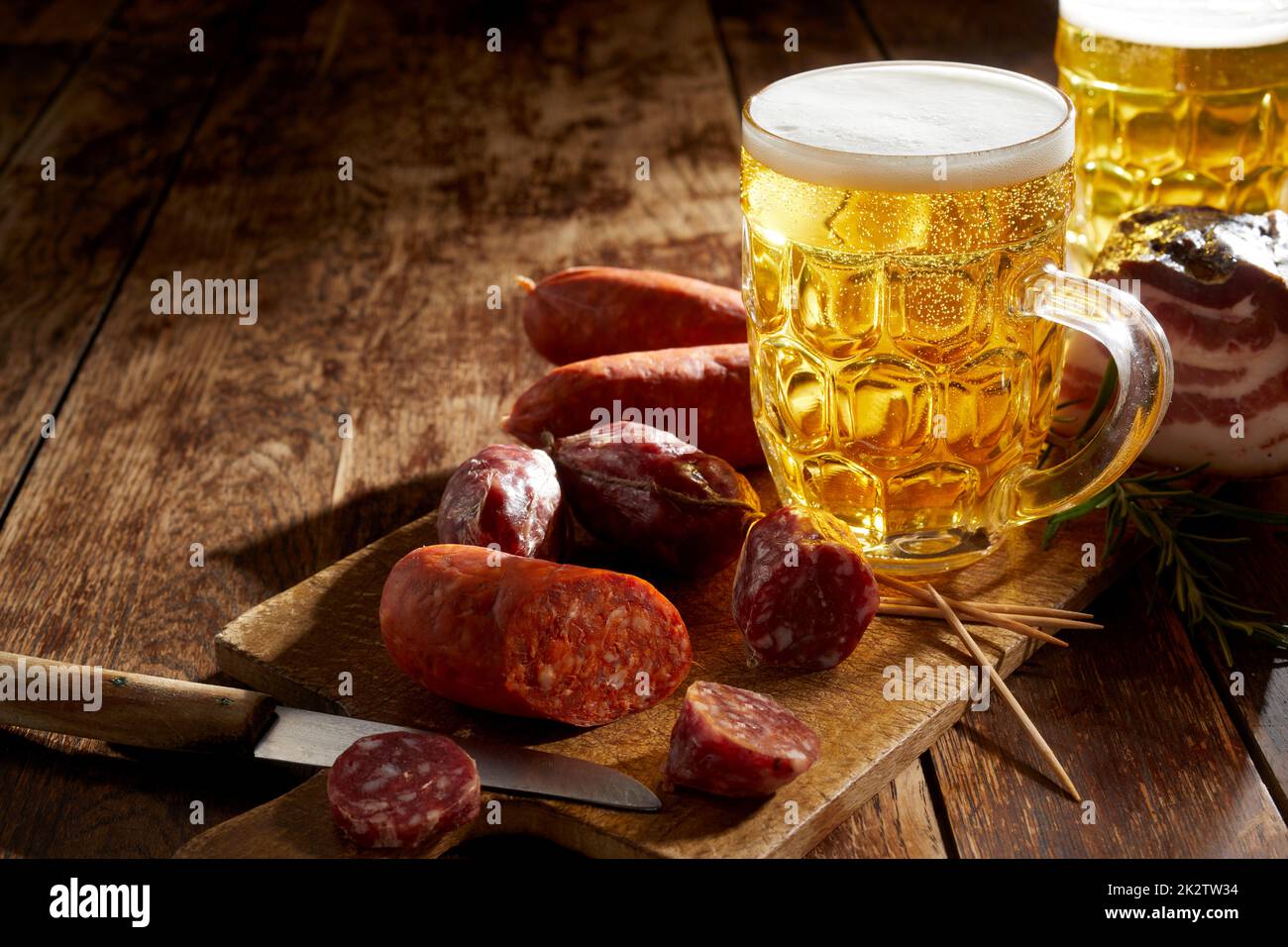 TANKARD erfrischendes kaltes Bier mit würziger Wurst Stockfoto