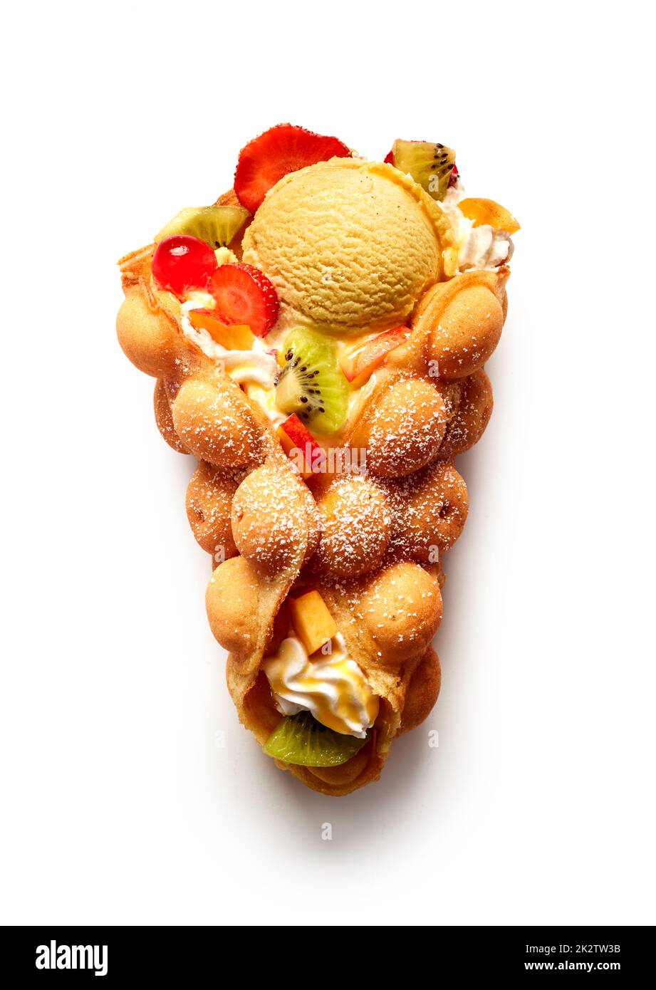 Eierwaffel mit Eis und Beeren mit Obst Stockfoto