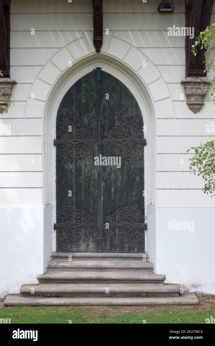Historische Burgtür aus Holz Stockfoto