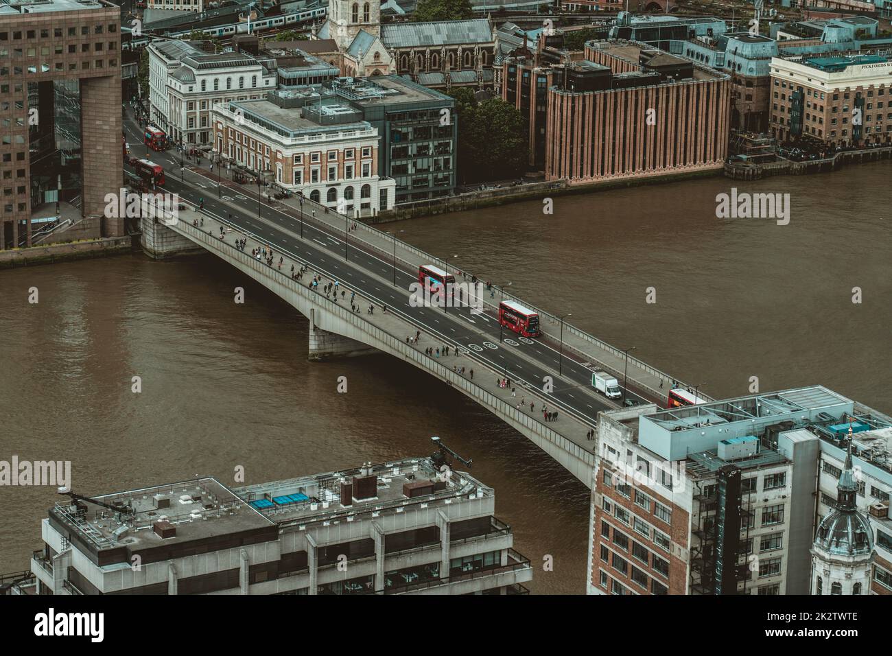London urbanscape mit Blick auf die London Bridge und die Themse, aus der Luft Stockfoto