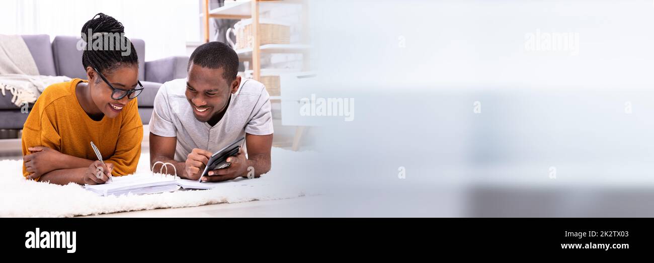 Afrikanisches Paar, Das Rechnungen Mit Calculator Berechnet Stockfoto