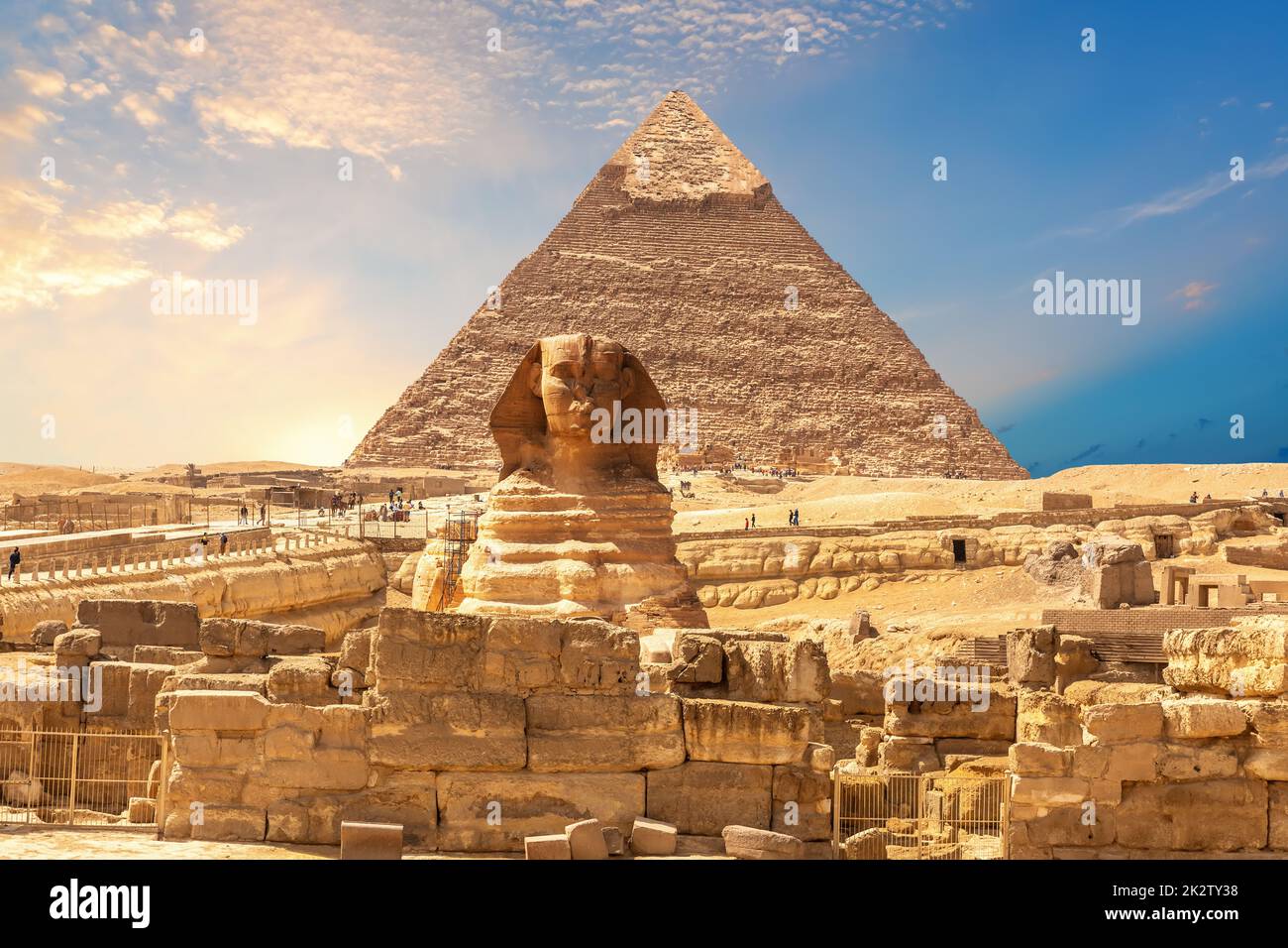 Blick auf die große Sphinx und die Ruinen der ägyptischen Nekropole in Gizeh Stockfoto